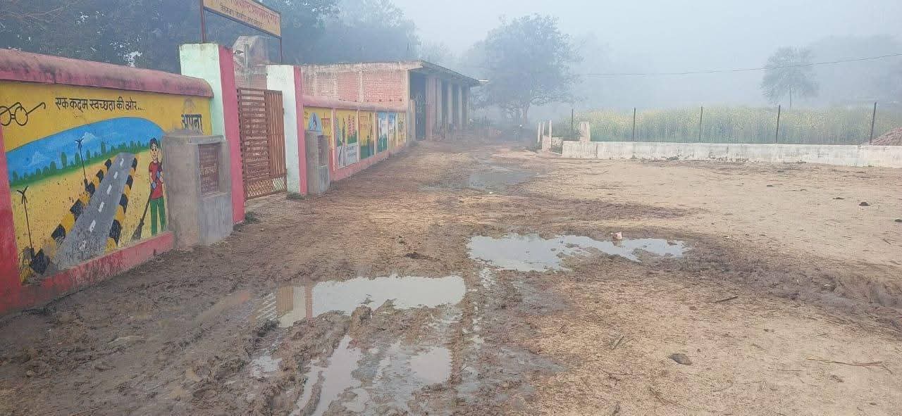 पाइपलाइन लीकेज से गोदौरा की गलियां जलमग्न, जल जीवन मिशन बना ग्रामीणों की परेशानी