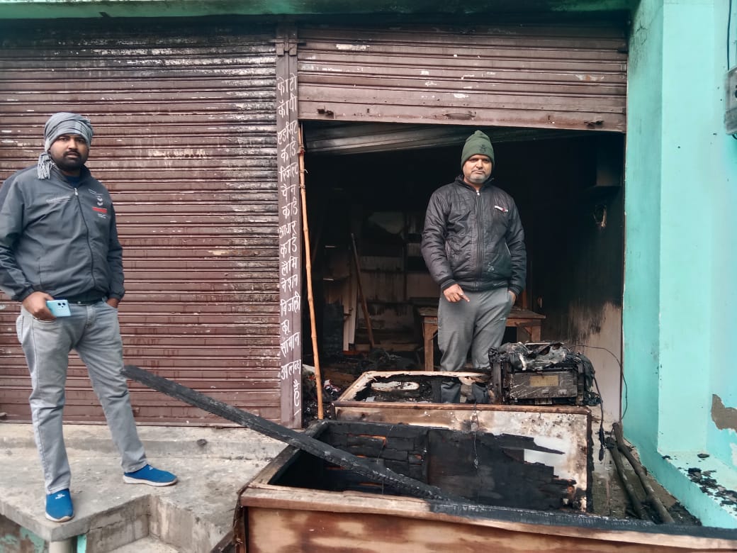 दुकान में लगी आग तीन लाख का सामान जलकर राख