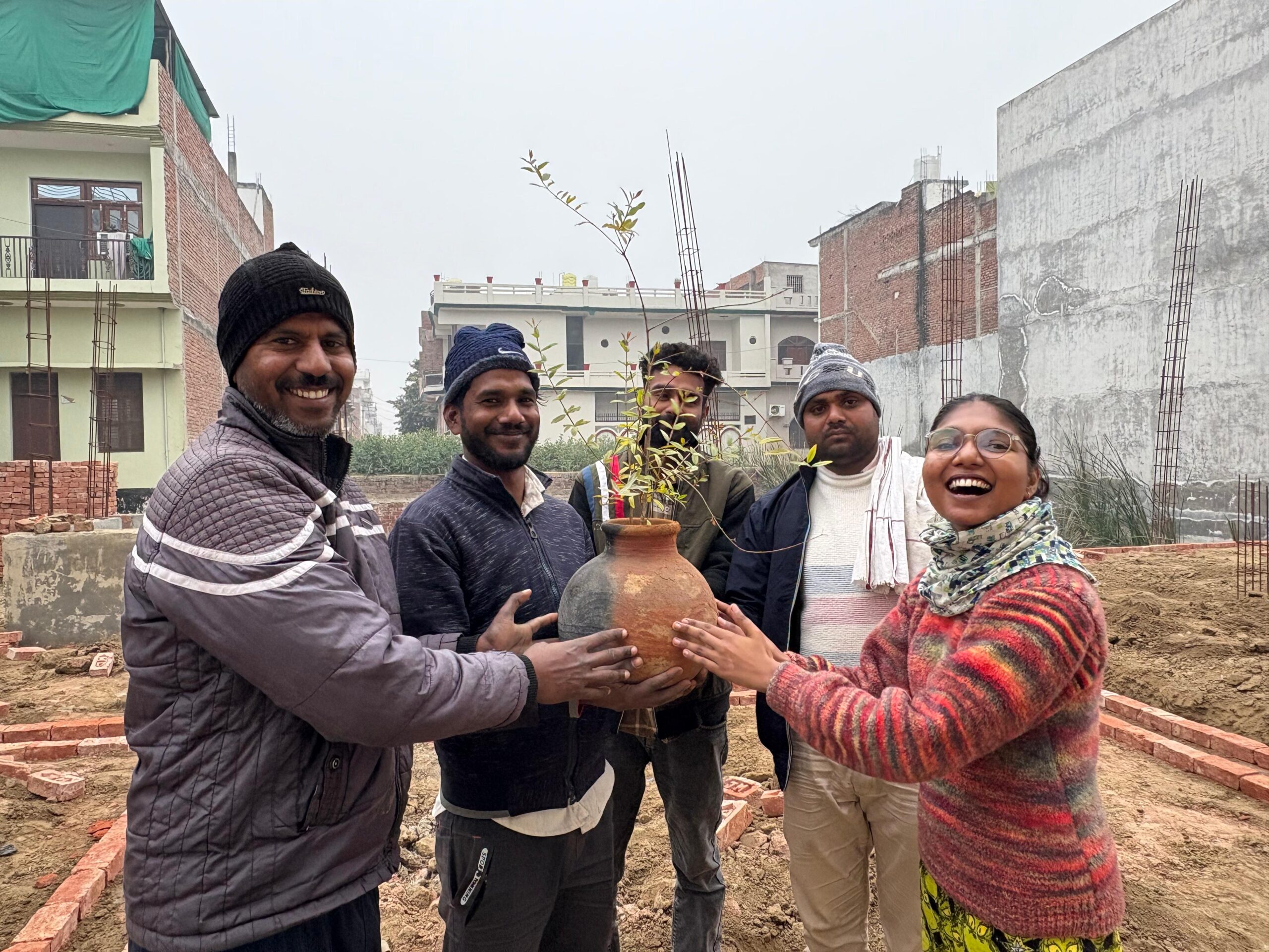घड़ा सहित पौधे का दान, री यूज का अनूठा उदाहरण