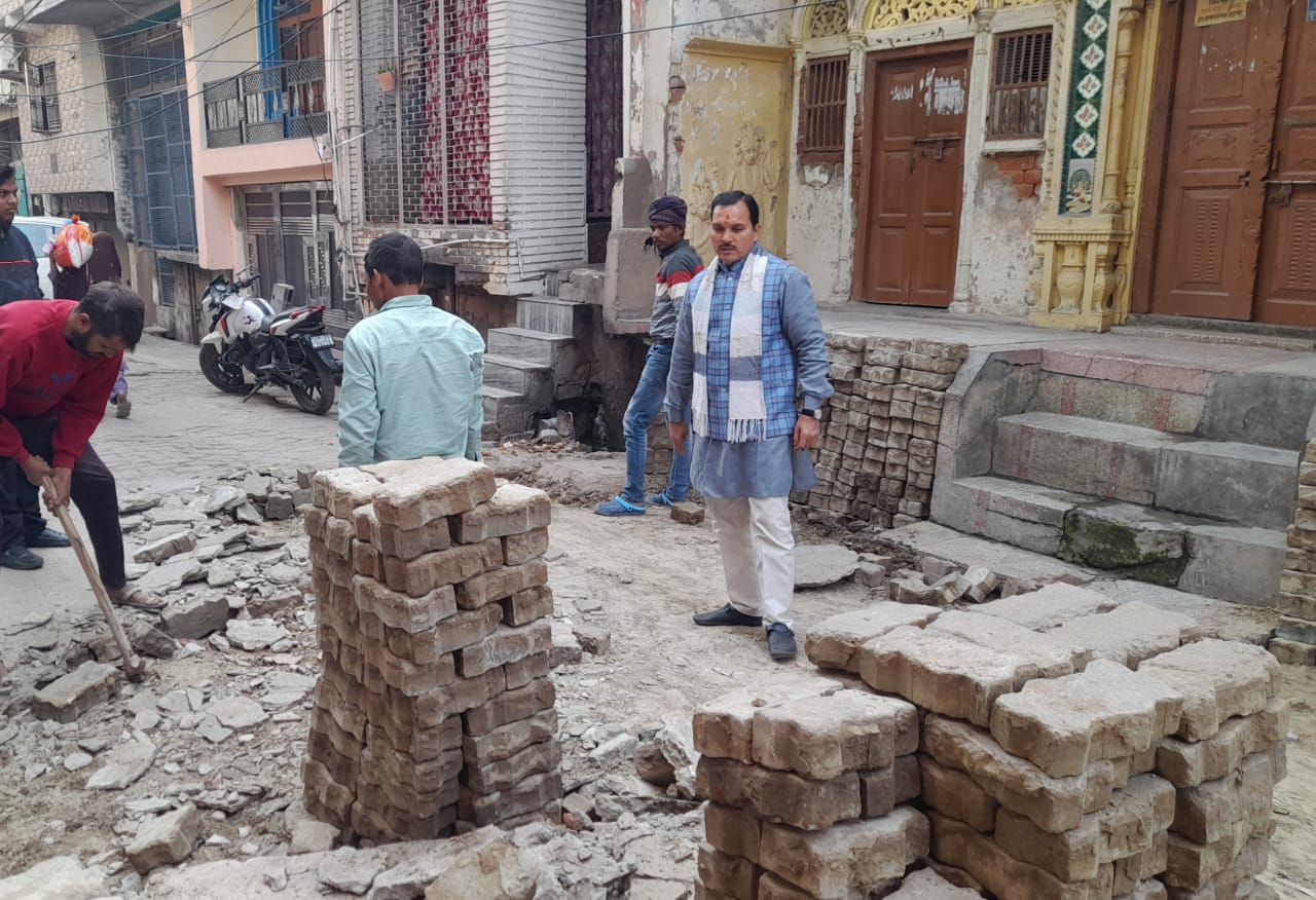 भाजपा नेता शरद बाजपेयी ने अकालगंज की सड़क का निर्माण शुरू कराया 