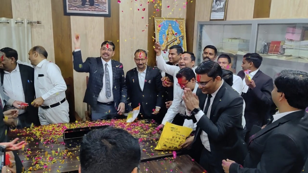 *इटावा:-* कलेक्ट्रेट में डिस्ट्रिक्ट बार एसोसिएशन के तत्वाधान में जिला बार सभागार में होली मिलन का भव्य कार्यक्रम सम्पन्न हुआ