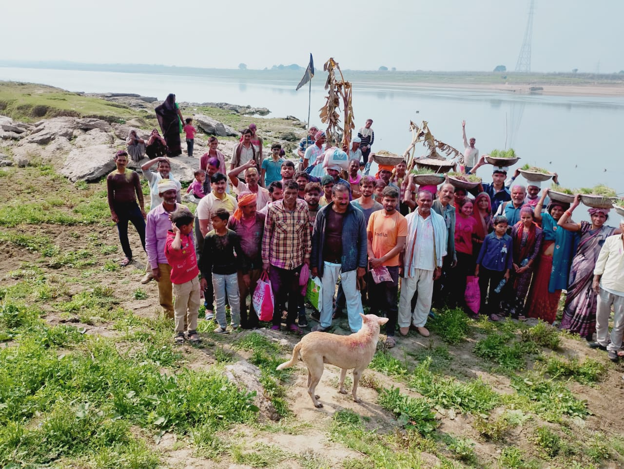 गाजे-बाजे के साथ निकली फूलडोल यात्रा