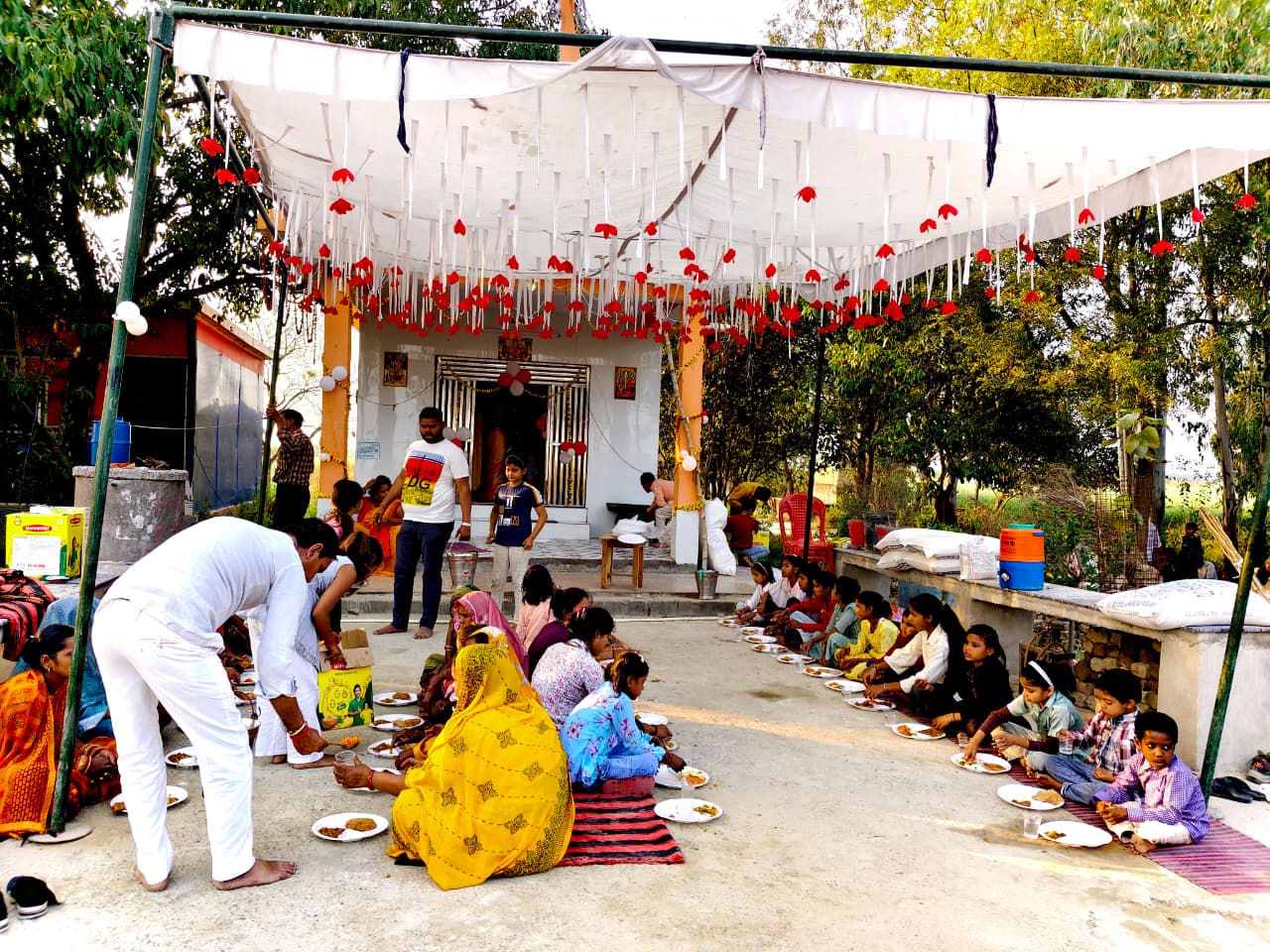बैठे वाले हनुमान जी मंदिर के स्थापना दिवस पर विशाल भंडारे का आयोजन