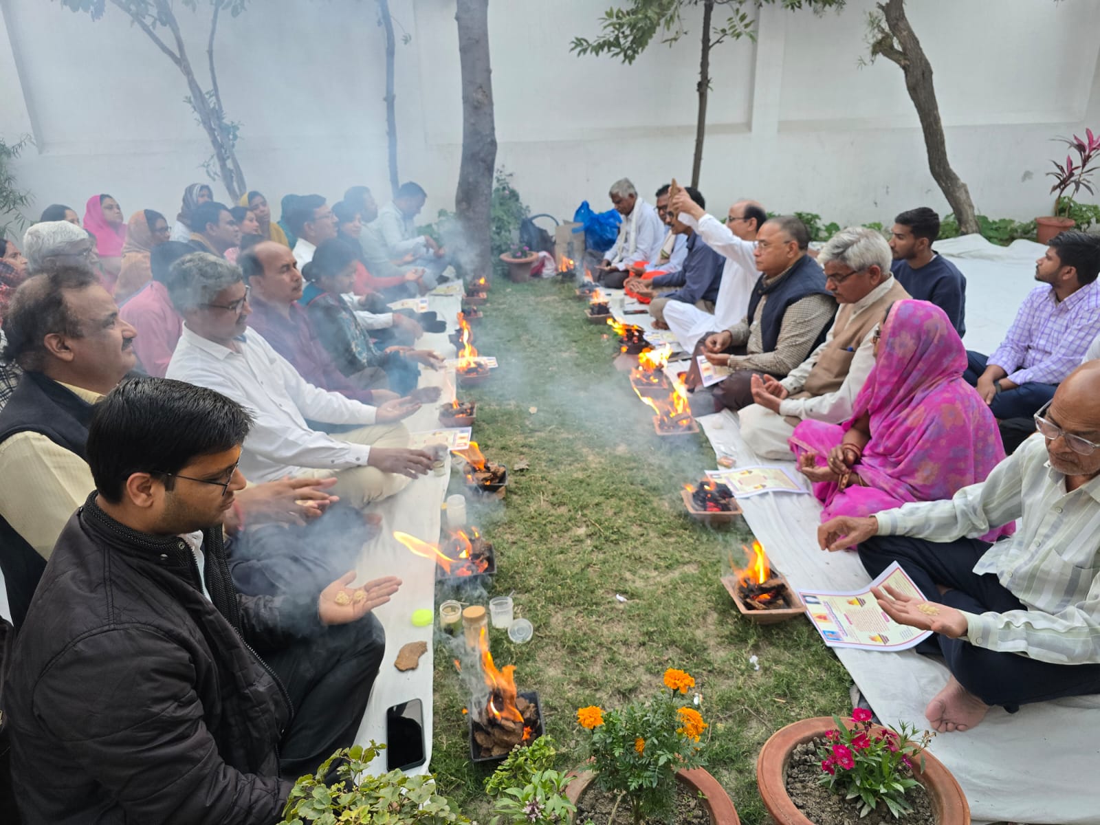 अग्निहोत्र जयंती के अवसर पर माधव सेवा आश्रम में संपन्न हुआ सामूहिक वैदिक यज्ञ अग्निहोत्र