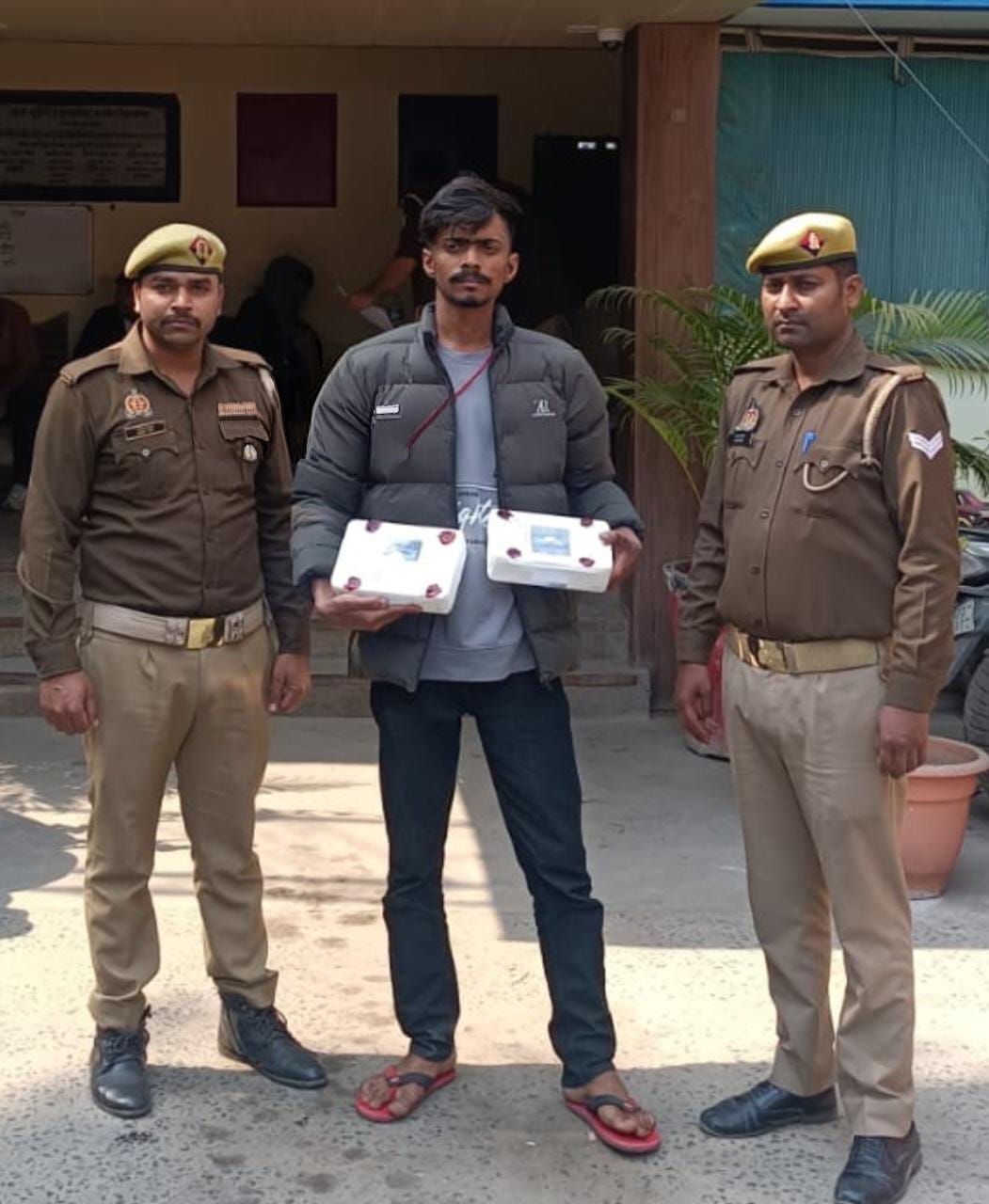 मुठ्ठीगंज पुलिस के हत्थे चढ़ा शातिर, अवैध असलहा बरामद