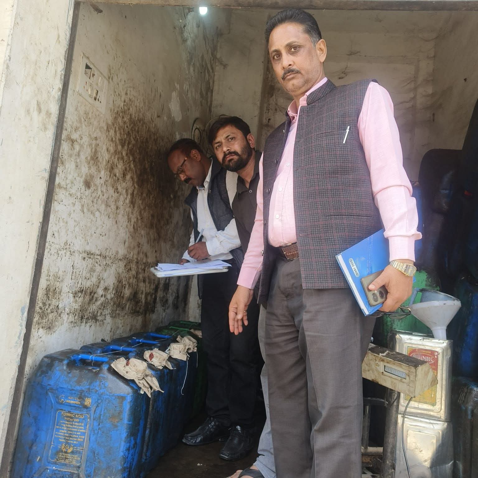 होली से पहले खाद्य विभाग का बड़ा अभियान, 10 प्रतिष्ठानों से नमूने, तेल जब्त