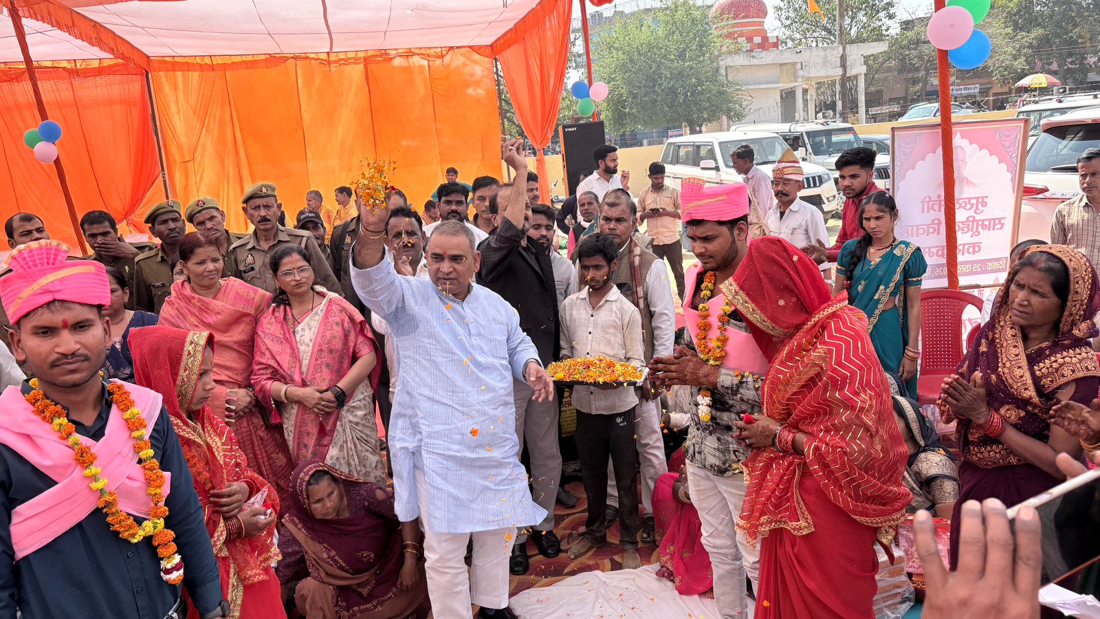 मुख्यमंत्री सामूहिक विवाह योजनान्तर्गत कुल 52 जोड़ों का सामूहिक विवाह नुमाईश ग्राउण्ड नगर निकाय सिकन्दरा में हुआ सम्पन्न