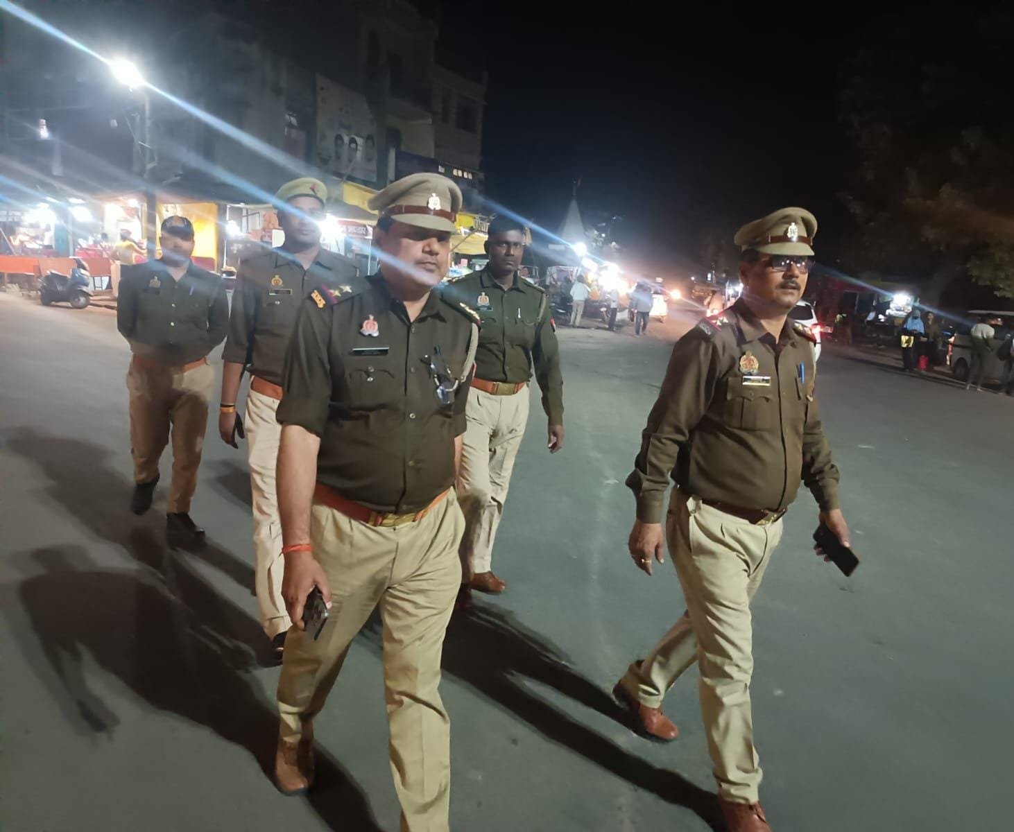 जनपद में पुलिस का फ्लैग मार्च, संदिग्धों पर कसी नकेल