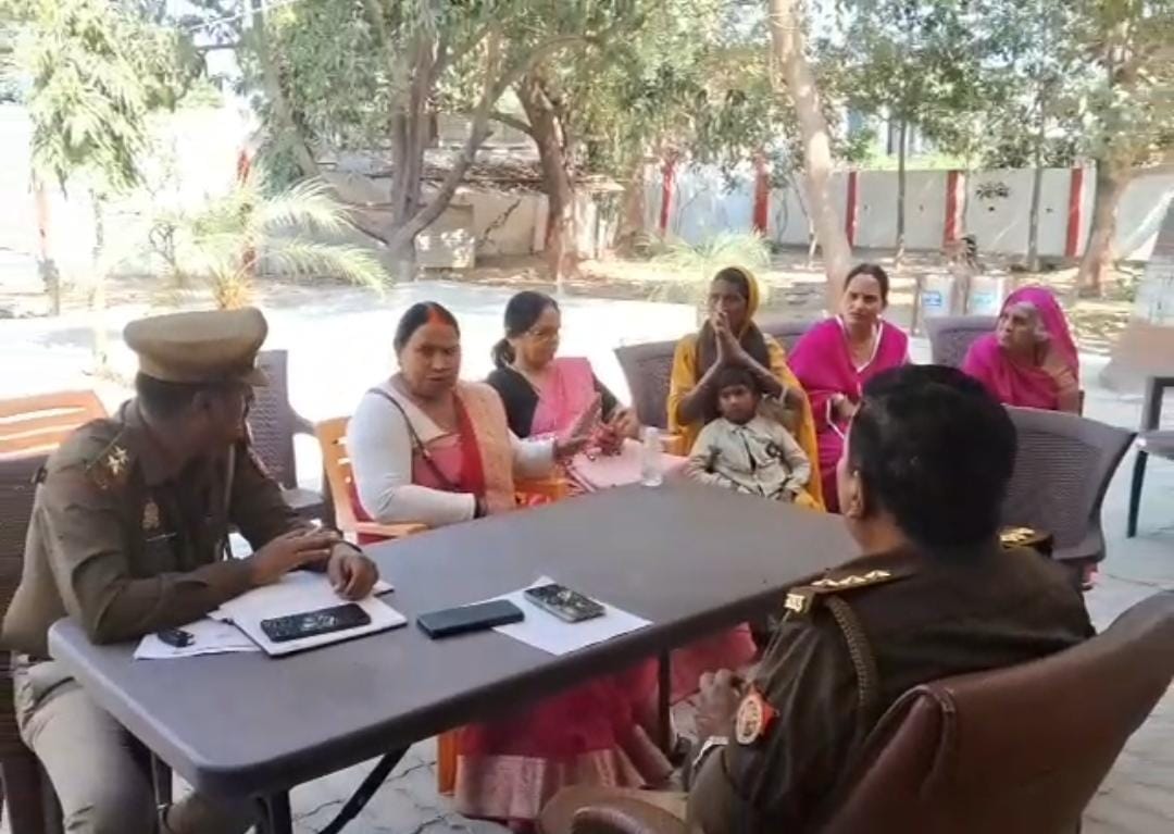 लापता बेटियों की बरामदगी को लेकर गुलाबी गैंग लोकतांत्रिक की थाने में दस्तक, पुलिस पर उठे सवाल