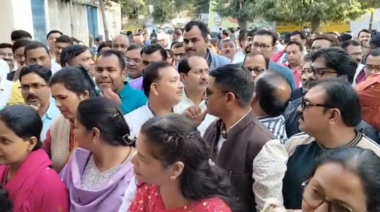 टीईटी अनिवार्यता के विरोध में शिक्षकों का जोरदार प्रदर्शन, कलेक्ट्रेट पर गरजा आक्रोश