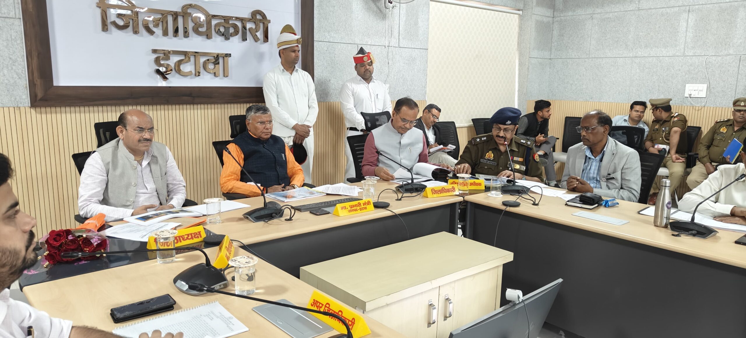 प्रभारी मंत्री धर्मपाल प्रजापति ने बैठक में की विभिन्न विभागों की समीक्षा