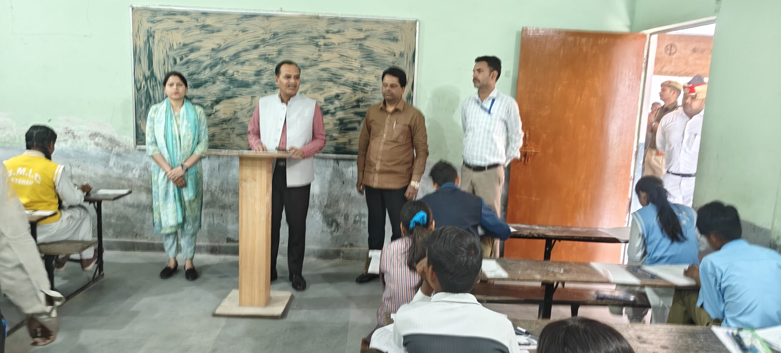 डीएम ने किया ज्ञान मंदिर इण्टर कॉलेज परीक्षा केंद्र का निरीक्षण