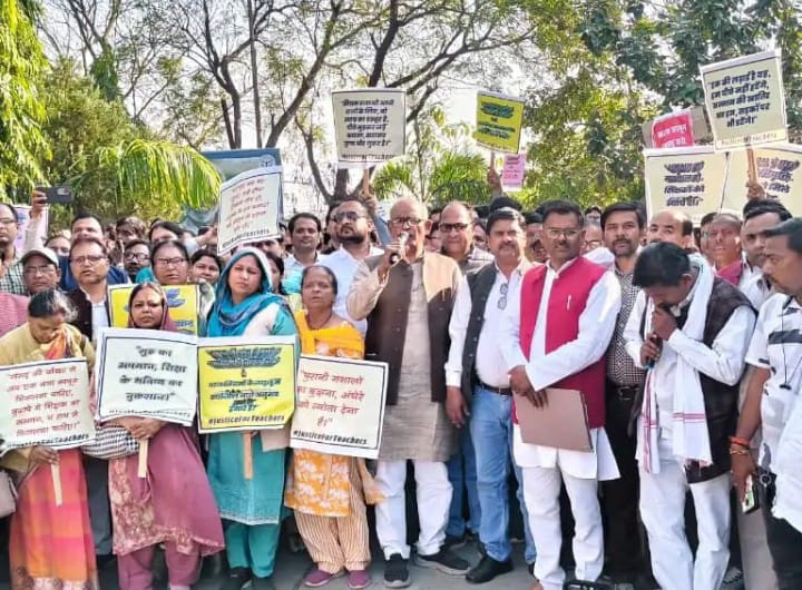 टीईटी परीक्षा की अनिवार्यता को लेकर शिक्षकों का विरोध प्रदर्शन,, पीएम को भेजा ज्ञापन