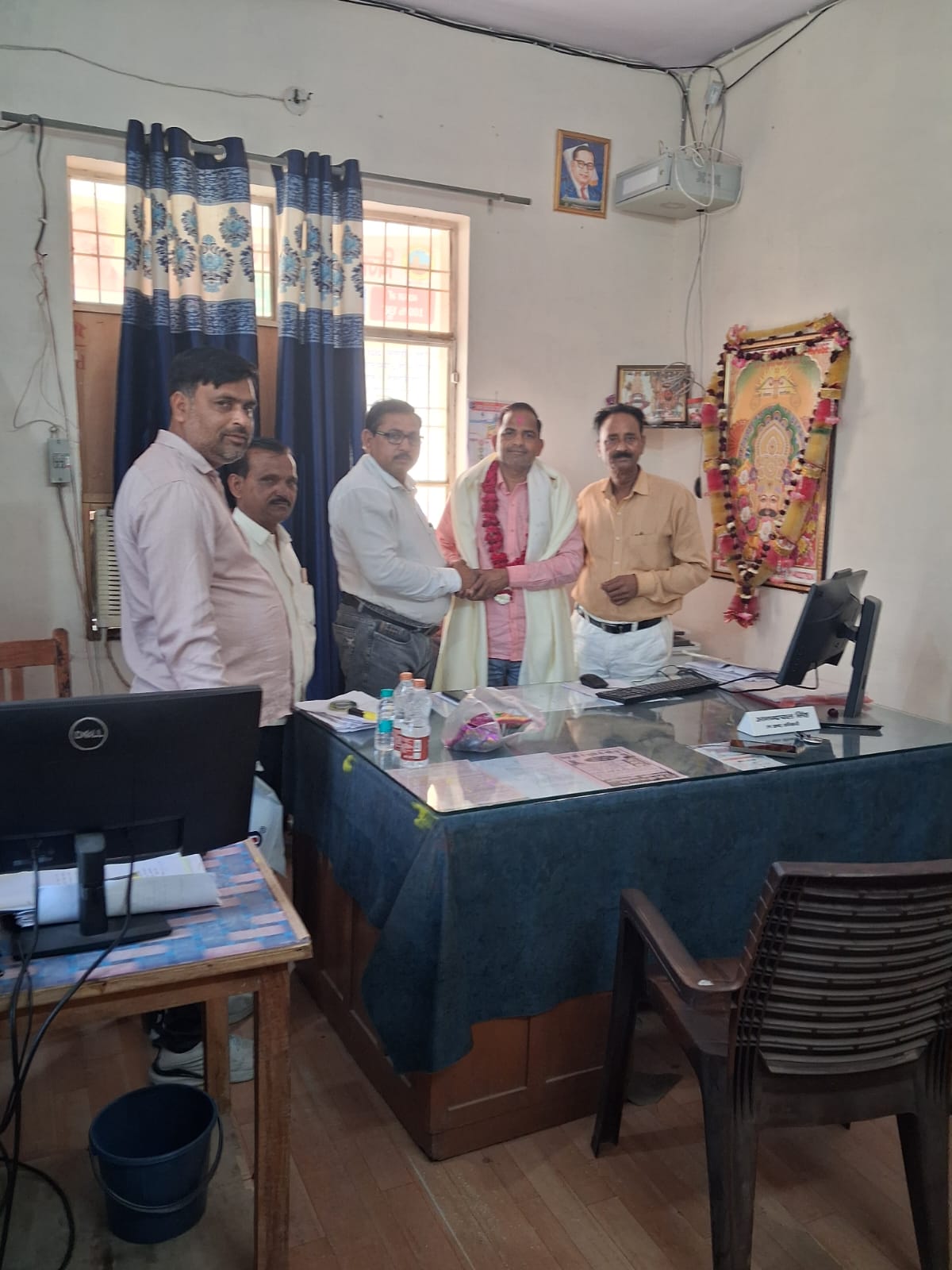 एस डी ओ जसवंत नगर आनंद पाल सिंह को सम्मानित करते हुए डॉ धर्मेन्द्र कुमार जसवंत नगर