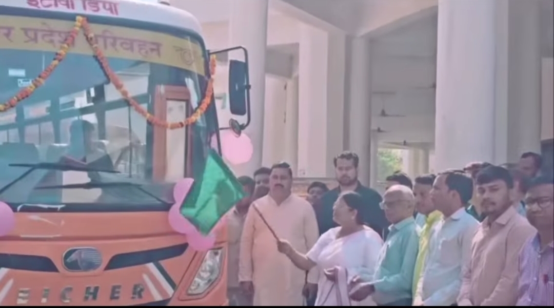 इटावा से 5 नई मिनी बसों की शुरुआत, विधायक सरिता भदौरिया ने दिखाई हरी झंडी — कई शहरों के लिए रोजाना सेवा शुरू।