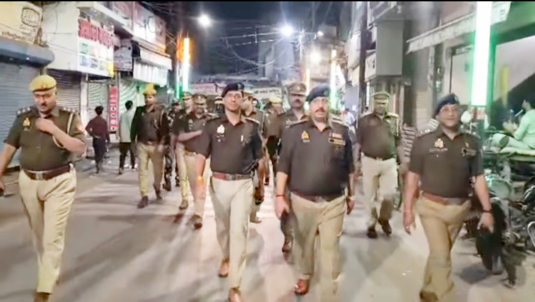 त्योहारों के संगम पर इटावा पुलिस का ‘सुरक्षा घेरा’: एसएसपी ने संभाली कमान, हॉटस्पॉट पर फुट पैट्रोलिंग और धर्मगुरुओं संग संवाद