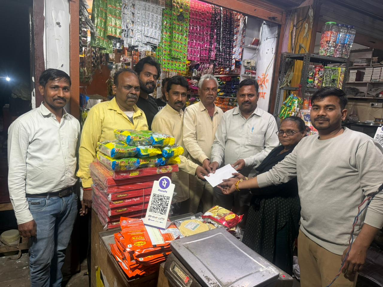 आर्थिक सहायता देते समाजसेवी