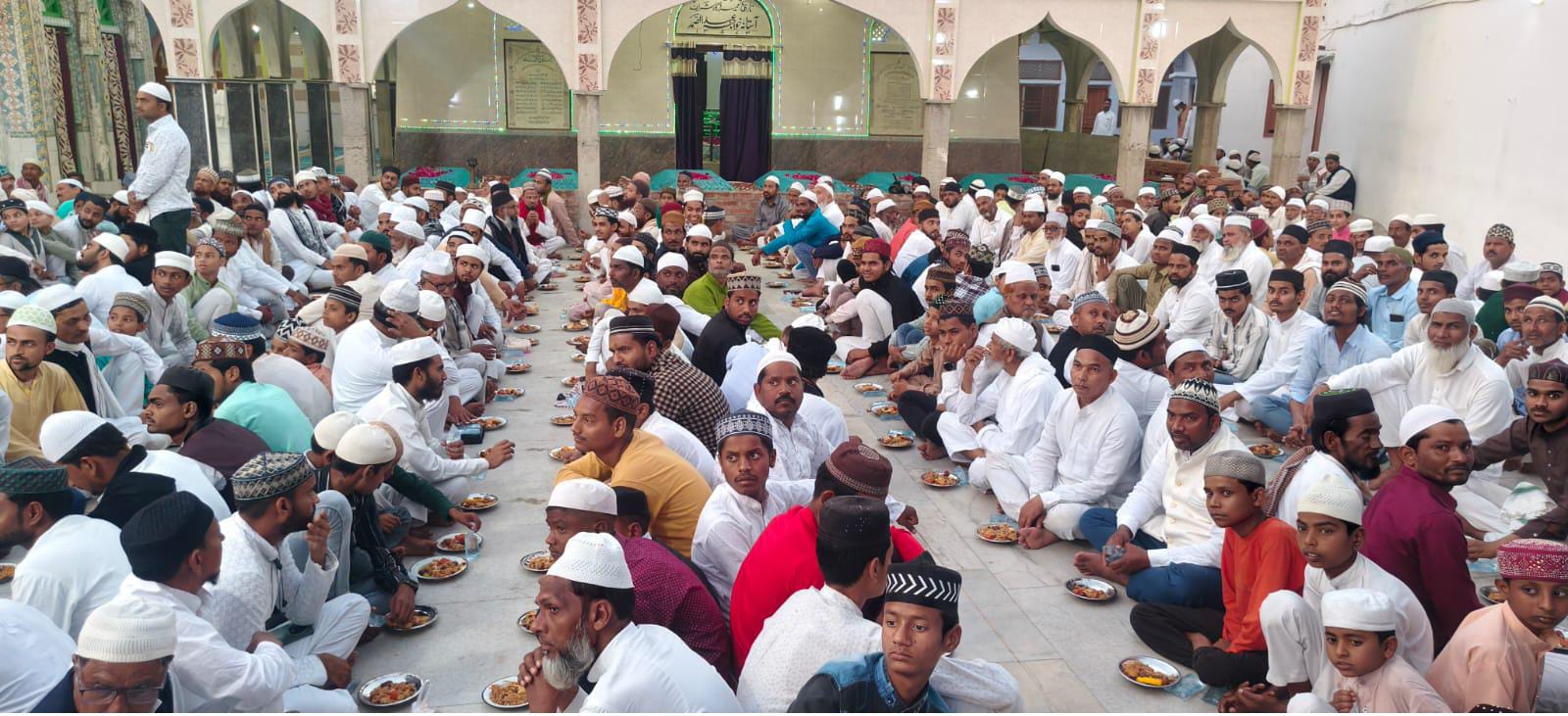 अक़ीदत और सादगी के साथ हुई ख़्वाजा बंदा नवाज़ की सालाना फातिहा