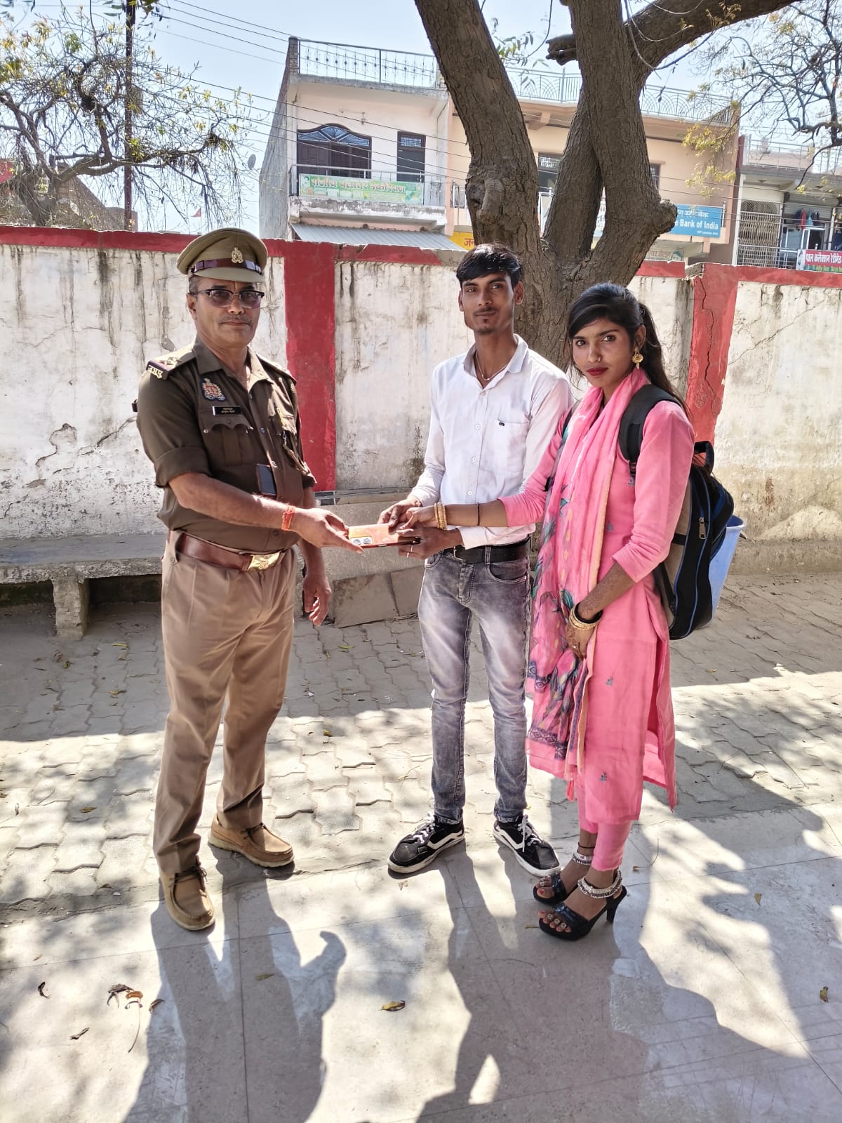 पुलिस ने खोया स्मार्टफोन ढूंढ, युवक को सौंपा