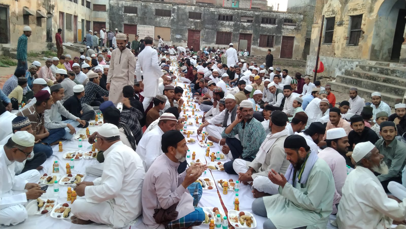 चेयरमैन अनवर कुरैशी के इफ्तार में दिखी एकता की मिसाल