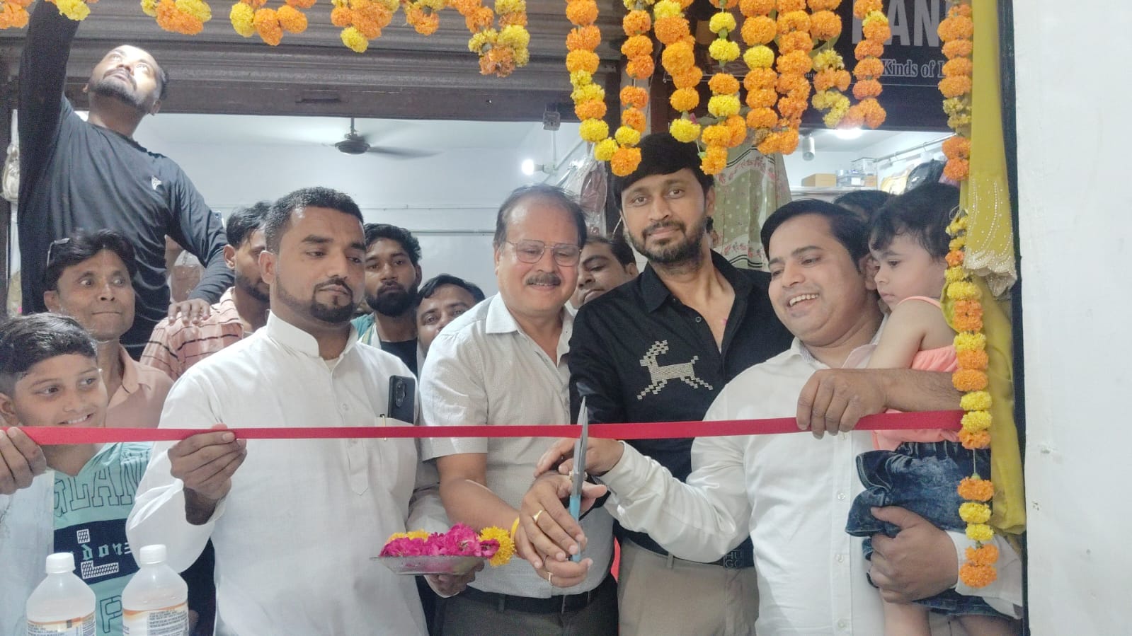 समाजसेवी राजू गुप्ता ने किया आर.एन. कलेक्शन का उद्घाटन