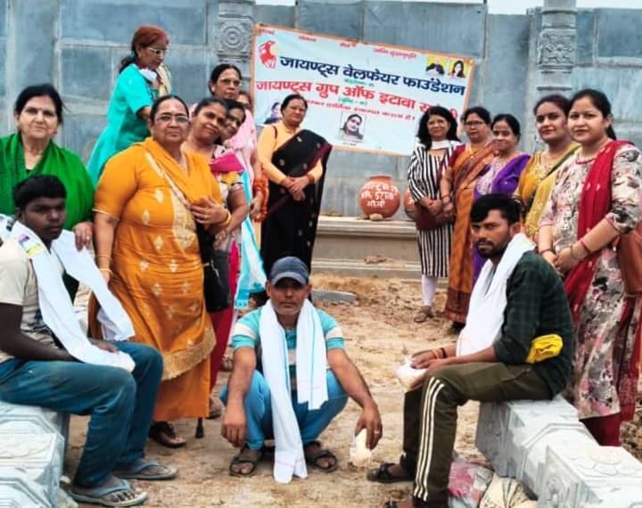 जायन्ट्स ग्रुप ऑफ इटावा सहेली के सदस्यों का सराहनीय कदम, मजदूरों को पिलाया ठण्डा पानी