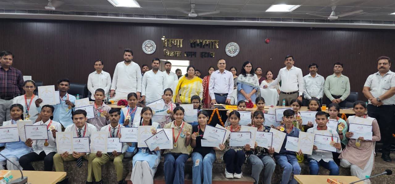मुख्यमंत्री योगी आदित्यनाथ की प्रेरणा से इटावा में मेधावी विद्यार्थियों का सम्मान समारोह सम्पन्न