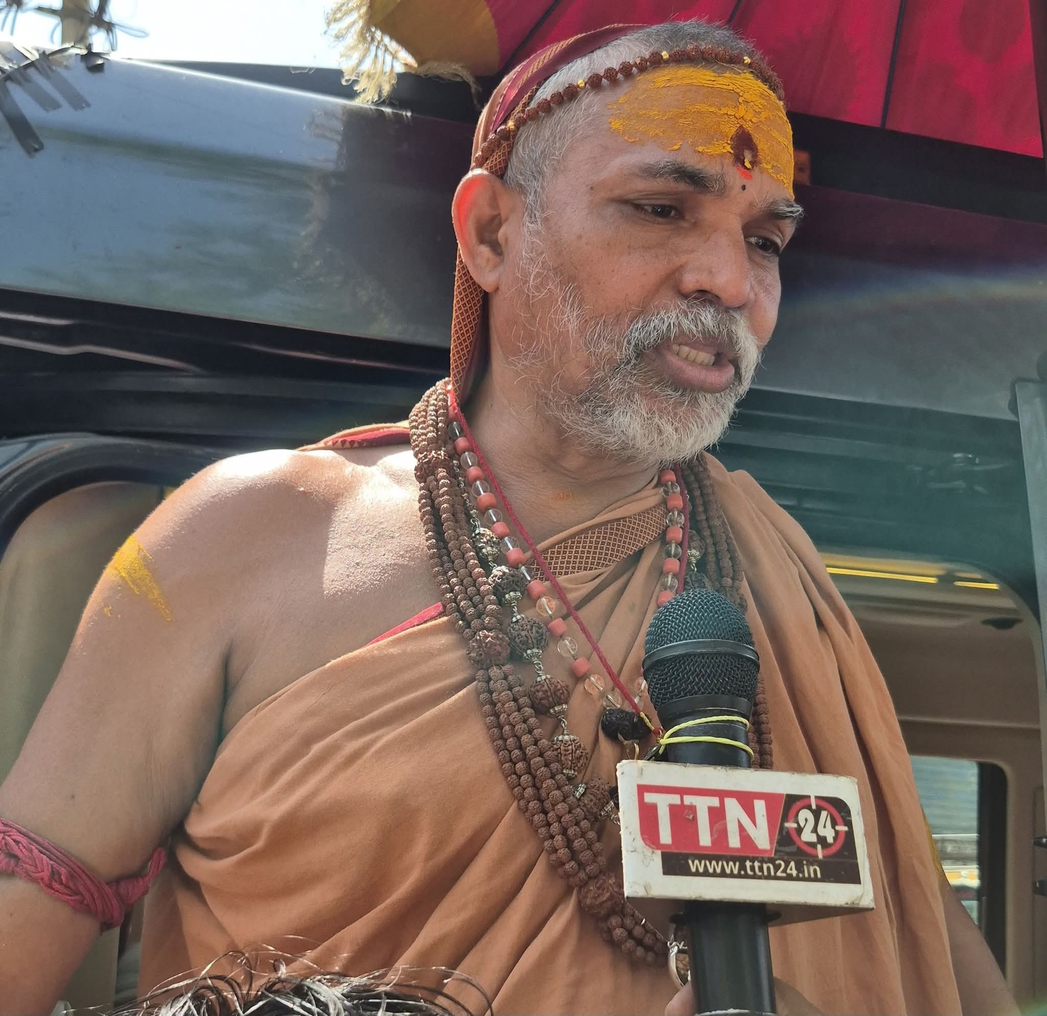गौमाता को राष्ट्रमाता घोषित करने की मांग लेकर जसवंतनगर पहुंचे शंकराचार्य अविमुक्तेश्वरानंद