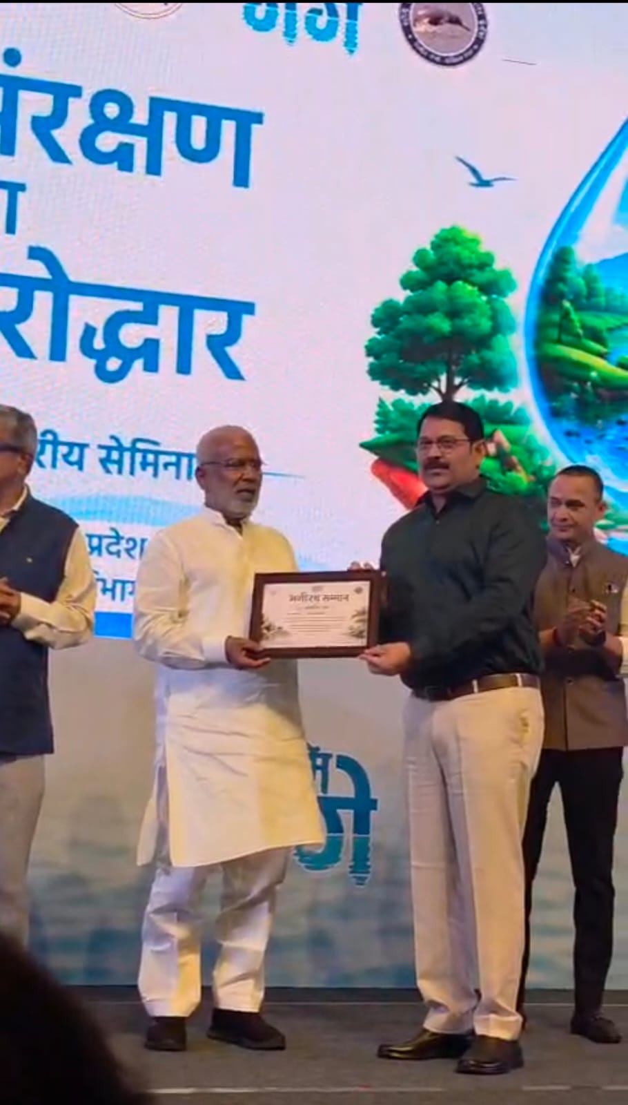 जल शक्ति मंत्री स्वतंत्र देव ने डॉ. कैलाश चंद्र यादव को भागीरथ सम्मान से नवाजा
