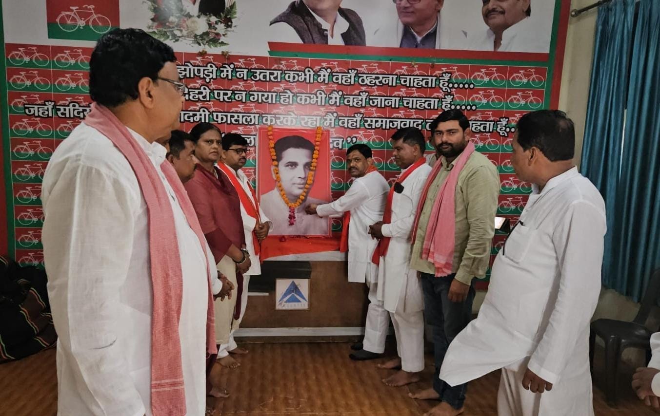 सपा नेताओं ने मनाई बाबू बिंदेश्वरी प्रसाद की जयंती
