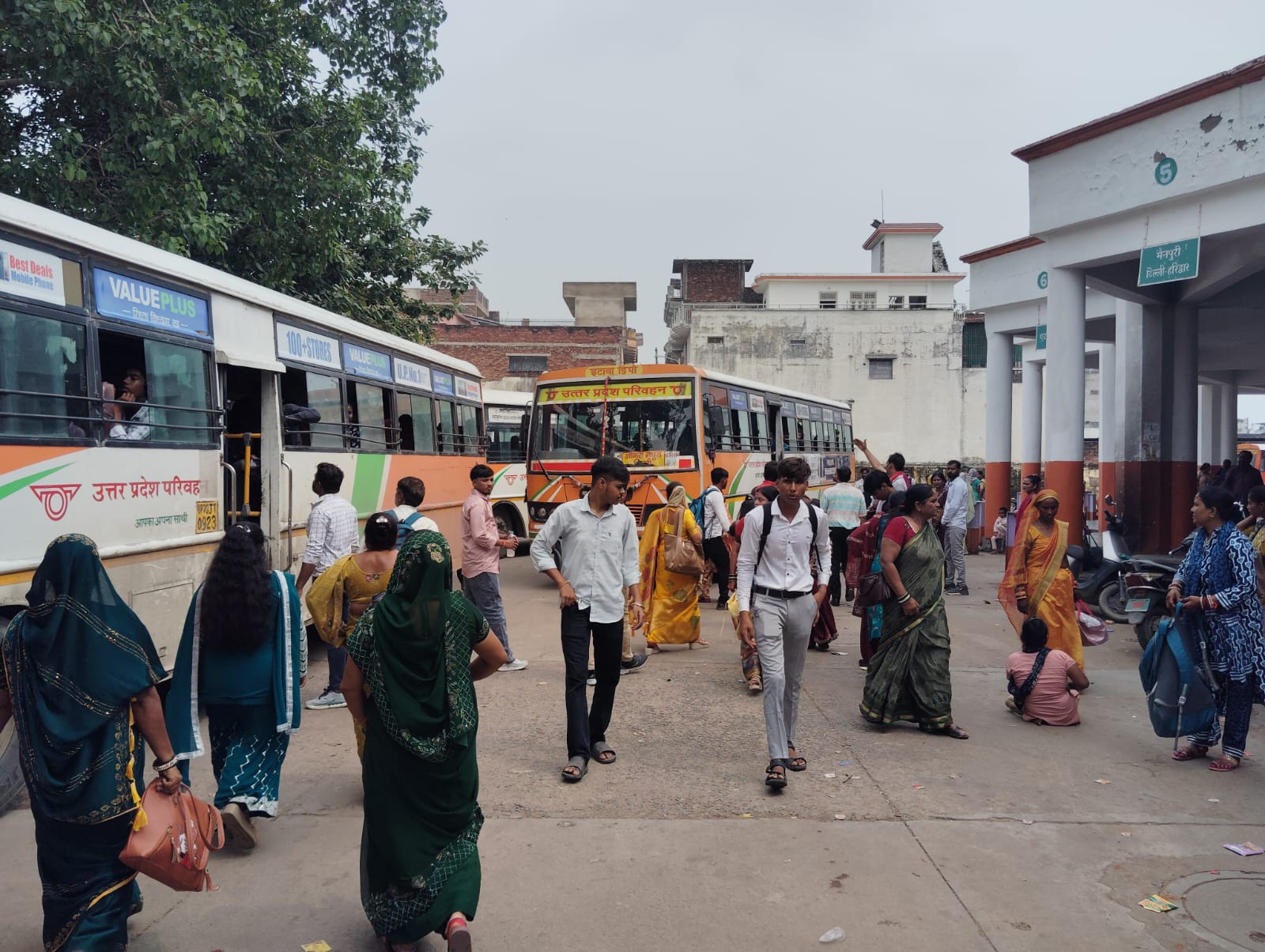 रोडवेज बसों में महिलाओं ने की फ्री यात्रा, दिन भर लगा रहा जाम