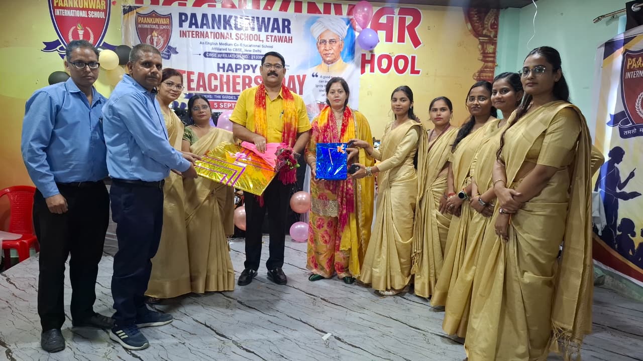 पान कुंवर स्कूल में शिक्षक दिवस डा. कैलाश यादव व रश्मि यादव को किया गया सम्मानित
