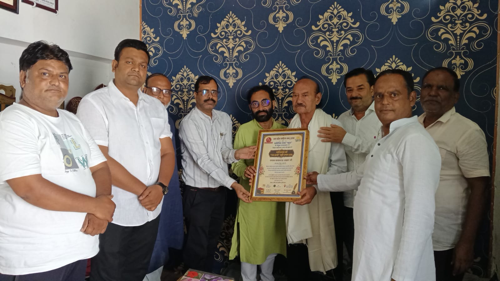शायर सरफराज अख्तर को साहित्यकार डा. राजीव राज ने किया सम्मानित