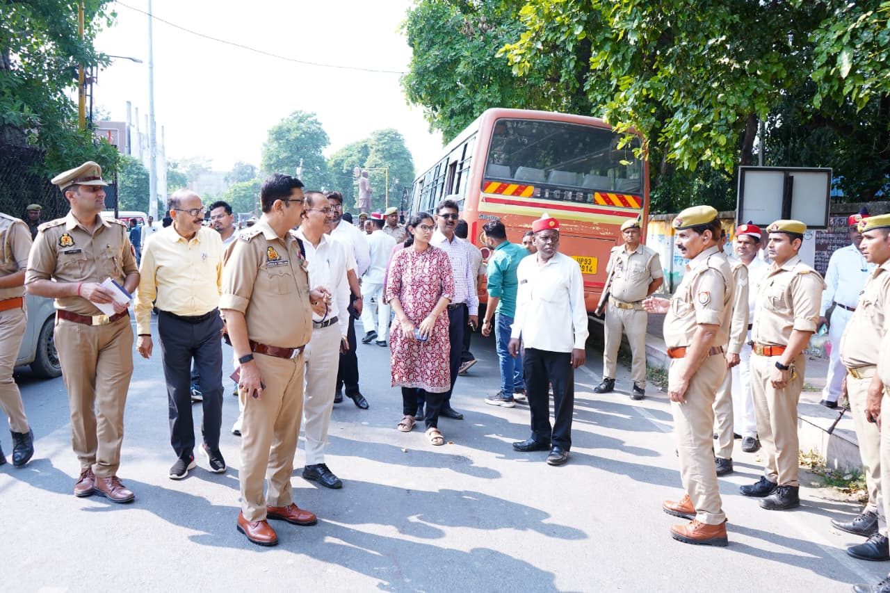 आगरा खंड स्नातक एवं शिक्षक निर्वाचन के लिए डीएम, एसएसपी ने पोलिंग पार्टियां रवाना कीं